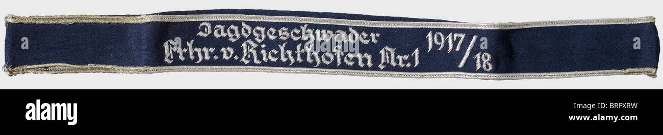 Ein Gedenkband,Jagdgeschwader Frhr. v. Richthofen Nr. 1 1917/1918 Dunkelblaues Band mit silberner Umrandung und der entsprechenden Aufschrift in Silber bestickt. Fertigteil, losgelöst von der Uniform, mit attraktiven Abnutzungsmarken. Länge ca. 36 cm. Das Sleeve Band wurde im Oktober 1935 von Hermann Göring gegründet. Es wurde nur an die noch aktiven Mitglieder der ehemaligen Geschwader vergeben, und mit nur etwa 300 Auszeichnungen, ist es eine der seltensten Wehrmachts Manschettentitel.,historisch,historisch,1930er,20th Jahrhundert,Luftwaffe,Dienststelle,Dienststellen,Zusatzrechte-Clearences-nicht verfügbar Stockfoto