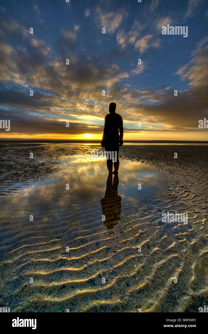 Gormleyss Iron Men Skulpturen "woanders" am Strand von Crosby, Liverpool Merseyside Stockfoto