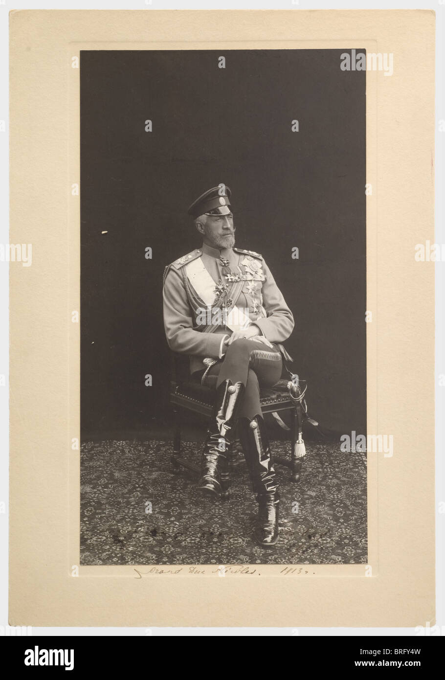 Großfürst Nikolai Nikolaievitch (1856 - 1929), ein großformatiges, signiertes Porträtfoto des Befehlshabers des Obersten der russischen Armee, 1913 Des Großfürsten in Uniform mit Medaillen, Bild (kaum unleserlich) und Passepartout unterzeichnet und mit Datum 'Grand duc Nicolas. 1913'. Foto des Hoffotografen K.E. von Gan & Co., Tsarskoye Selo. Bildgröße 27,5 x 15 cm. Gesamtgröße 33 x 23 cm. Äußerst gut erhalten., Leute, 1910er, 20. Jahrhundert, Objekt, Objekte, Stills, Clipping, Ausschnitte, Ausschneiden, Ausschnitte, Ausschnitte, Mann, Männer, männlich, Stockfoto