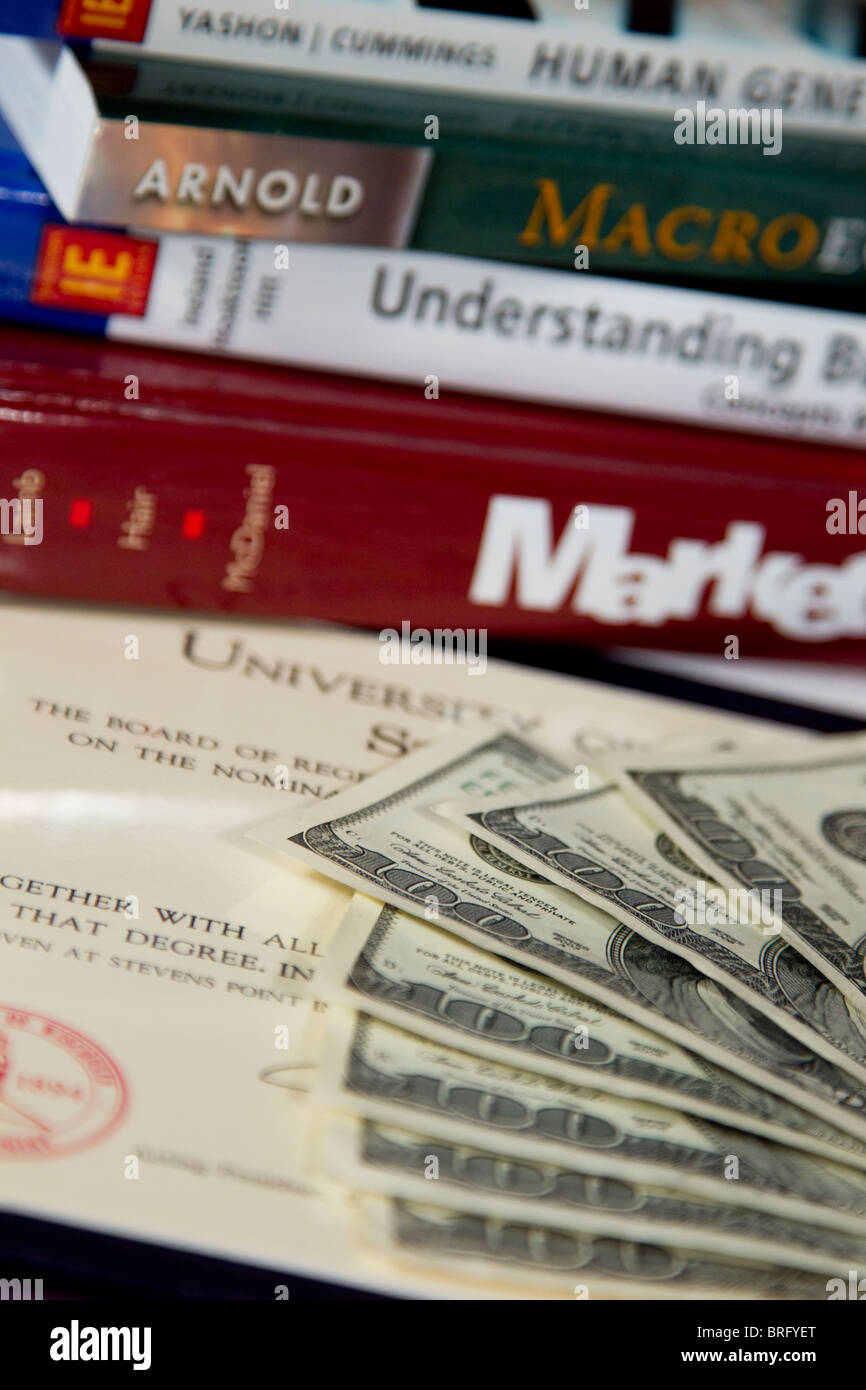 Geld, Lehrbücher und Diplom, Unterricht und Gebühren für College-Abschluss Stockfoto