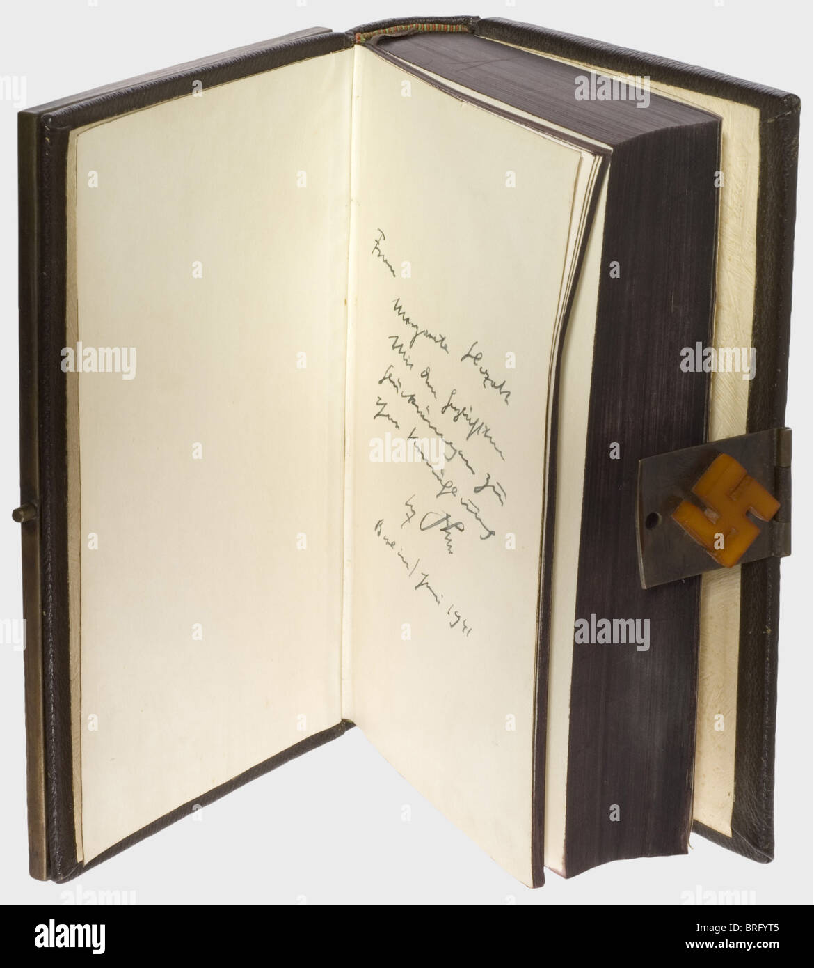Margarete Slezak(1901 - 1953)- Adolf Hitler,Mein Kampf - eine Königsberger Bernsteinausgabe mit Widmung Hochzeitsgeschenk an die Kammersängerin und Schauspielerin, im Juni 1941. Zwei Bände in einem, herausgegeben vom Zentralverlag der NSDAP - Franz Eher Nachfolger, München 1940. Auf dem Blatt handgeschriebene Tuschewidmung (transl.) 'an Margarete Slezak,herzlichen Glückwunsch zu ihrer Hochzeit Adolf Hitler - Berlin/Juni 1941'. Verschwenderisch ed historisch,historisch,1930er,20th century,NS,Nationalsozialismus,Nationalsozialismus,Drittes Reich,Deutsches Reich,Deutschland,Deutsch,Nationalsozialist,N,Zusatzrechte-Clearences-nicht verfügbar Stockfoto