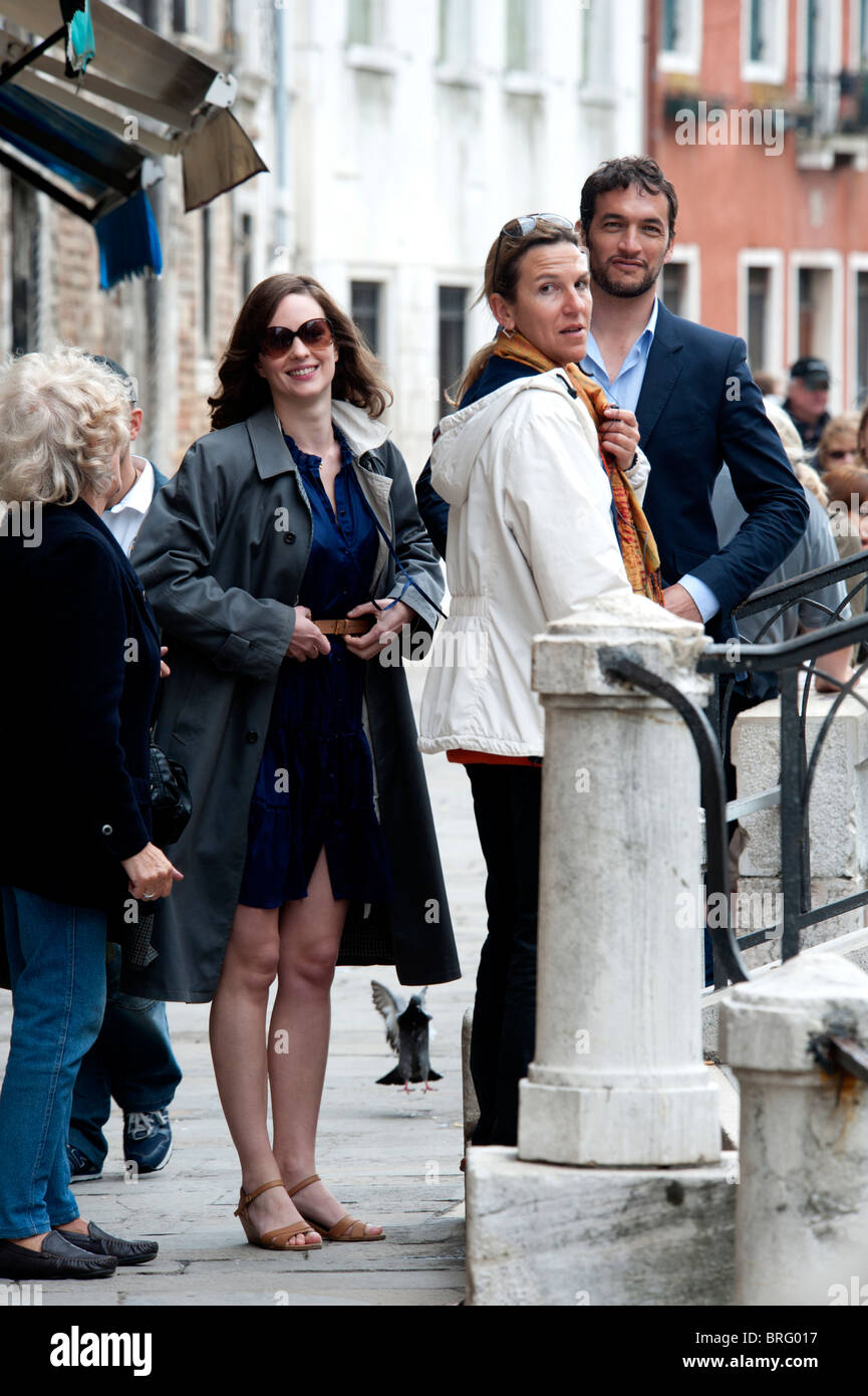Dreharbeiten zu Carlsberg Beer Anzeige mit Schauspielern und Filmcrew und Paparazzi in Venedig Italien Stockfoto