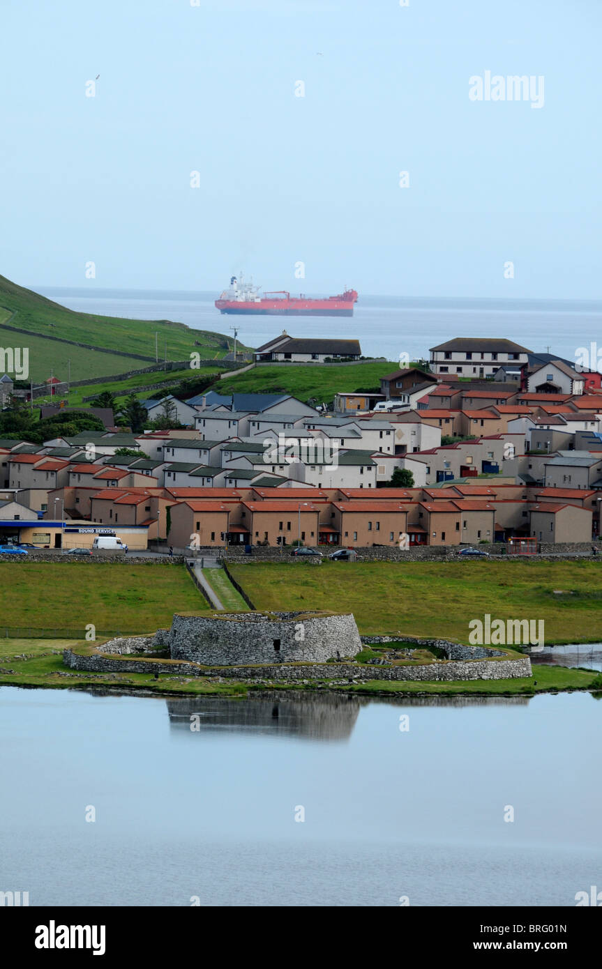 Öl-Tanker und Clickimin Broch Lerwick Shetland Stockfoto