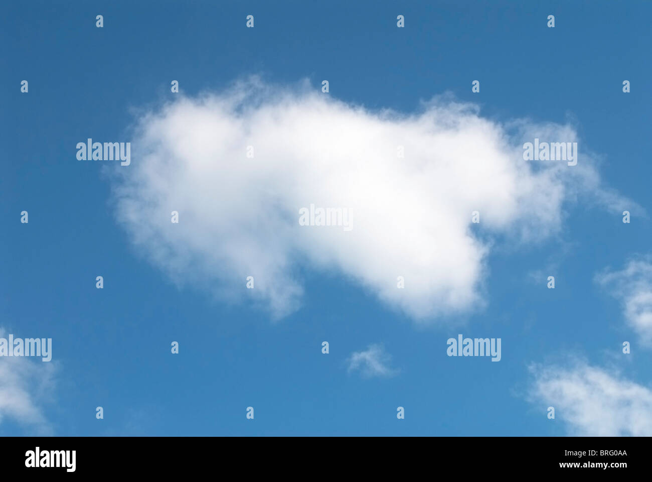 Flauschige Wolken und blauer Himmel Stockfoto
