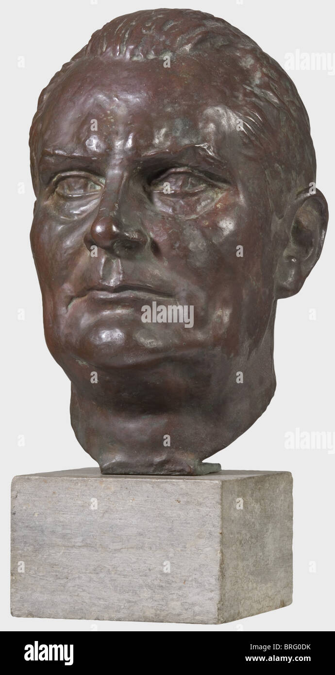 Walther Wolff(1887 - ?),Bronzebust von Hermann Göring,datiert 1936 expressiv modelliert,lebensgroße Darstellung.Nape signiert und datiert 'W.Wolff 36',auf der Rückseite 'Guss - Sperlich'(gegossen - Sperlich).Höhe 38.5 cm.Steinsockel mit Aufschrift 'Walther Wolff Berlin' auf der Seite.Gesamthöhe 50 cm.Walther Tuaillon Wolff,Berliner Bildhauer und Lithograph,Schüler von Georg Kolbe Beitrag zur Ausstellung der Akademie der Künste in Berlin und war auch bei den Großen Deutschen Kunstausstellungen in München mit Büsten von Prof.Dr.Gr vertreten,Zusatzrechte-Clearences-nicht vorhanden Stockfoto