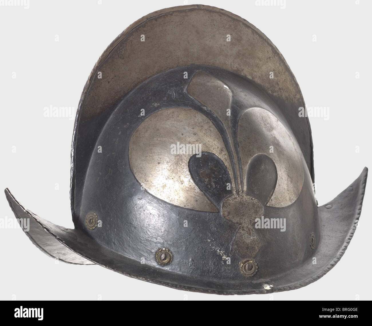 Ein deutscher schwarz-weißer Morion, um 1580 Schädel, zweiteilig geschmiedet mit einem hohen Schnurkamm. Fleur-de-lys Motiv an den Seiten geprägt. Nieten mit Ziernieten aus Messing und Rosette. Krempe steigt bis zu einem Punkt mit unter und schnurgebundene Rand gedreht. Höhe 25 cm.,historisch,historisch,16. Jahrhundert,Waffen,Waffen,Waffen,Waffen,Waffen,Kampfmittel,Objekt,Objekte,Stills,Ausschneiden,Ausschneiden,Ausschneiden,Ausschneiden,Utensil,Ausrüstungsgegenstände,Utensilien,Überzug,Rüstung,Rüstung,Rüstung,reaktive Rüstung,Rüstung,Rüstung,Metall,Rüstung,Zusatzrechte-Clearences-nicht verfügbar Stockfoto