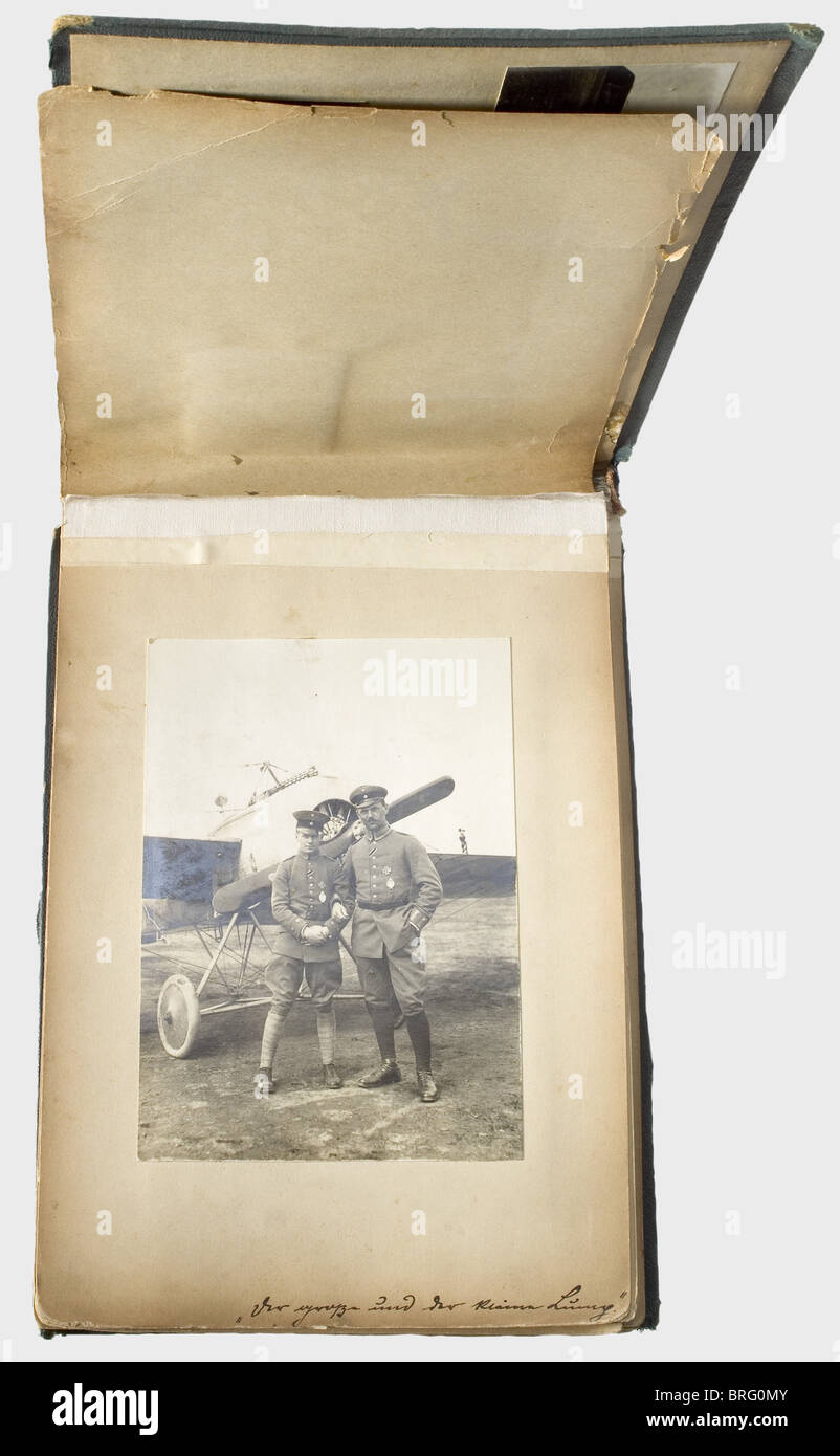 Ernst Udet - sieben Fotoalben aus Udets Besitzungen, hauptsächlich Bilder aus der Zeit des Ersten Weltkriegs und des Jahrzehnts der 20er Jahre im 20. Jahrhundert. Album mit Seriennummer 1: Pasteblatt-Bindung 34 x 27 cm. 163 Fotos aus der Zeit von 1915 bis Anfang des Jahres 1916. Umfasst Menschen, 1910er, 20. Jahrhundert, Truppen, Streitkräfte, Militär, Militaria, Armee, Flügel, Gruppe, Luftstreitkräfte, Luftstreitkräfte, Objekt, Objekte, Stills, Clipping, Ausschnitte, Ausschnitte, Ausschnitte, Ausschnitte, Mann, Männer, männlich, Stockfoto