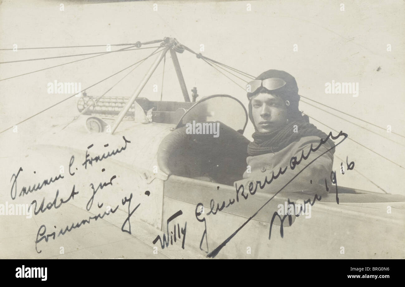 Ernst Udet - sieben Fotoalben aus Udets Besitzungen, hauptsächlich Bilder aus der Zeit des Ersten Weltkriegs und des Jahrzehnts der 20er Jahre im 20. Jahrhundert. Album mit Seriennummer 1: Pasteblatt-Bindung 34 x 27 cm. 163 Fotos aus der Zeit von 1915 bis Anfang des Jahres 1916. Umfasst Menschen, 1910er, 20. Jahrhundert, Truppen, Streitkräfte, Militär, Militaria, Armee, Flügel, Gruppe, Luftwaffe, Luftstreitkräfte, Mann, Männer, männlich, Stockfoto