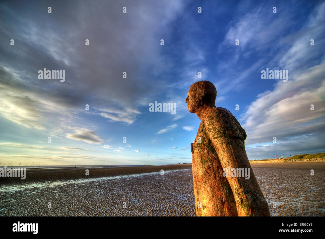 Gormleyss Iron Men Skulpturen "woanders" am Strand von Crosby, Liverpool Merseyside Stockfoto