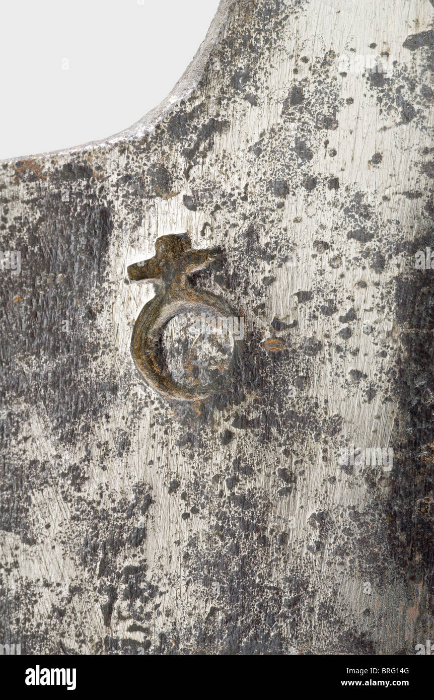 Ein deutscher Hellebarde, um 1530 schwerer viereckiger, stacheliger Stachel. Klinge mit gerader Kante und einer auf einer Seite gestanzten Reichsapfel. Schwerer, zackiger Schnabel auf dem Rücken. Polygonale Fassung mit zwei langen Sprachen. Aschewelle ist ein alter Ersatz. Länge 224 cm., historisch, historisch, 16. Jahrhundert, Polwaffe, Waffen, Waffen, Waffen, Arm, Kampfgerät, Militär, Militaria, Objekt, Objekte, Stills, Ausschneiden, Ausschneiden, Ausschneiden, Ausschneiden, Ausschneiden, Metall, Zusatzrechte-Freigaben-nicht vorhanden Stockfoto