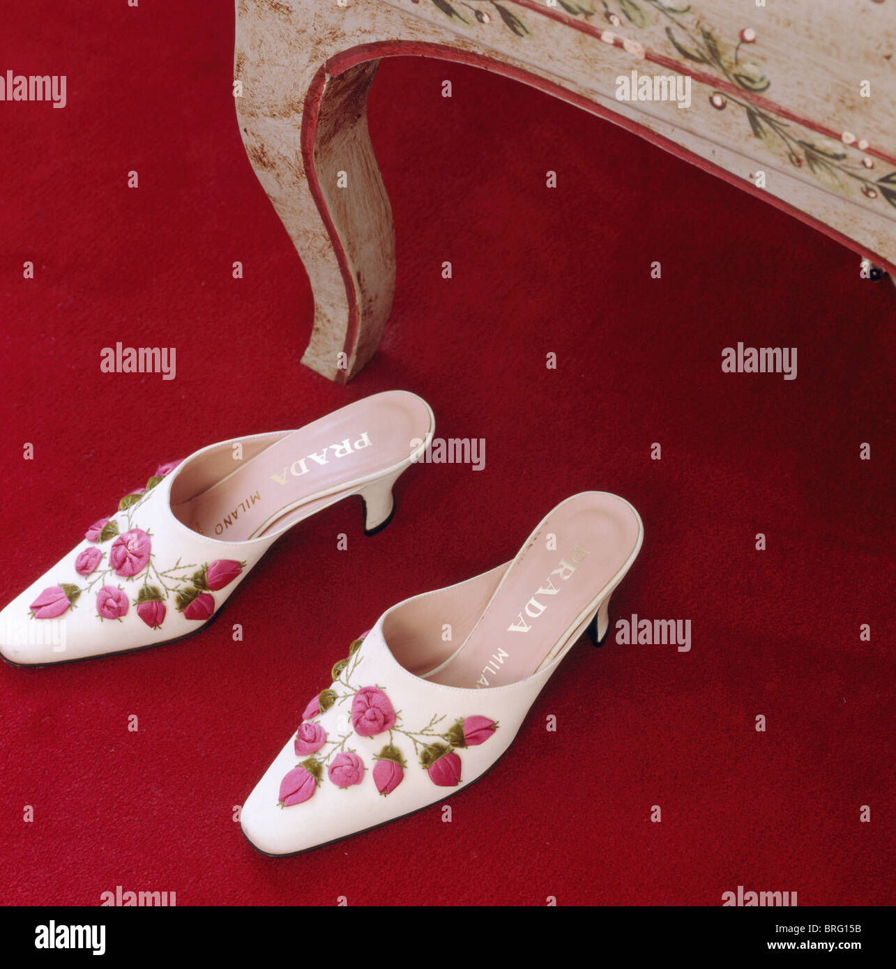 Nahaufnahme der weiße Prada Schuhe mit Rosa Seide Rosen appliziert Stockfoto