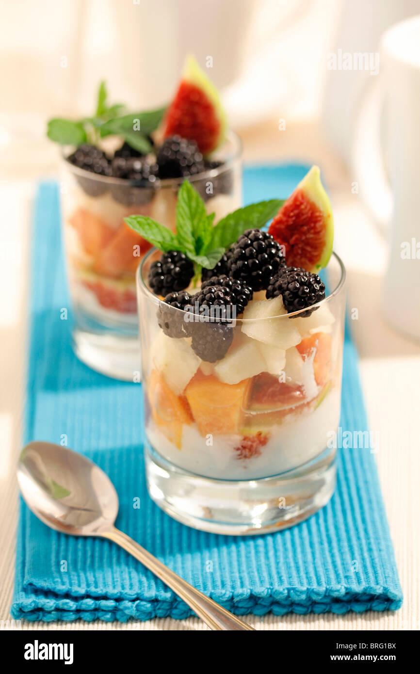 Leichte Obstsalat mit Joghurt. Rezept zur Verfügung. Stockfoto