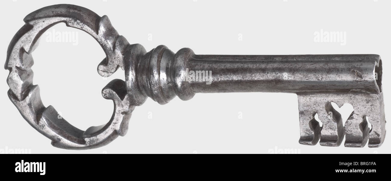 Ein großes zweiseitiges deutsches Vorhängeschloss, 1. Hälfte des 17. Jahrhunderts. Schwerer rechteckiger Eisenkörper, der untere Rand mit offenem Arbeitsherz und Volutenornamenation. Zwei schwere Schlaufen mit separaten Verriegelungsmechanismen. Die Abdeckungen für beide Schlüssellochen fehlen. Es kommt mit einem passenden Schlüssel mit einem schön geschnittenen Bogen und dem Hohlschaft in der gearbeitet Form eines Herzens.der zweite Schlüssel ist verloren gegangen.Höhe 18 cm.extrem hochwertiges Schloss in gutem Zustand.leicht verbessert durch Austausch der fehlenden Stücke.historisch,historisch,17. Jahrhundert,Kunsthandwerk,Handwerk,cr,zusätzliche-Rechte-Clearences-nicht verfügbar Stockfoto