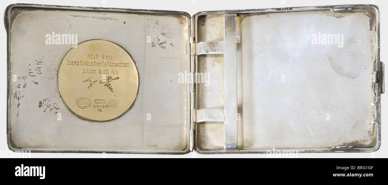 Richard Schulze-Kossens - ein silbernes Zigarettenetui, mit dem Kennzeichen '925' mit Halbmond und Krone, auf dem Inneren ein aufgelötet goldener Uhrenstaub mit der Gravur 'mit dem herzlichsten wünschen zum 2.10.44 - Adolf Hitler' (mit herzlichen Wünschen am 2. Oktober 1944 - Adolf Hitler) und der Punzmarke 'lange-Uhr-Glashütte','56929','70', Feingeprägung '0,585' und Krone. Gesamtgewicht 129.5 g. Schulze-Kossens (geb. 2. Oktober 1914) trug die Uhr bei sich, als er sie einnahm. Wenn er es nicht freiwillig übergeben würde, die amerikanische Soldie, Zusatzrechte-Clearences-nicht verfügbar Stockfoto