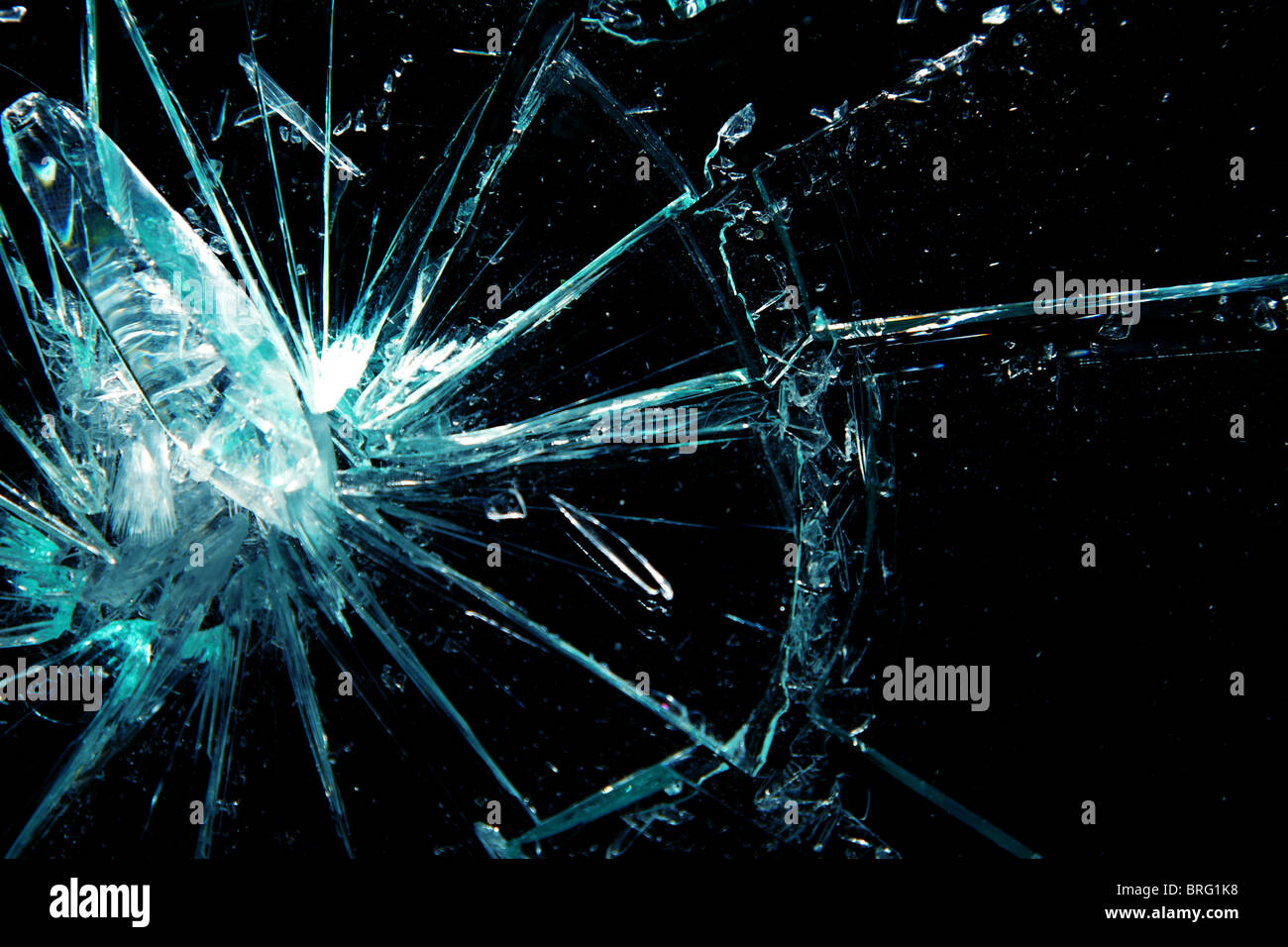 Glasscherben auf schwarzem Hintergrund Stockfoto