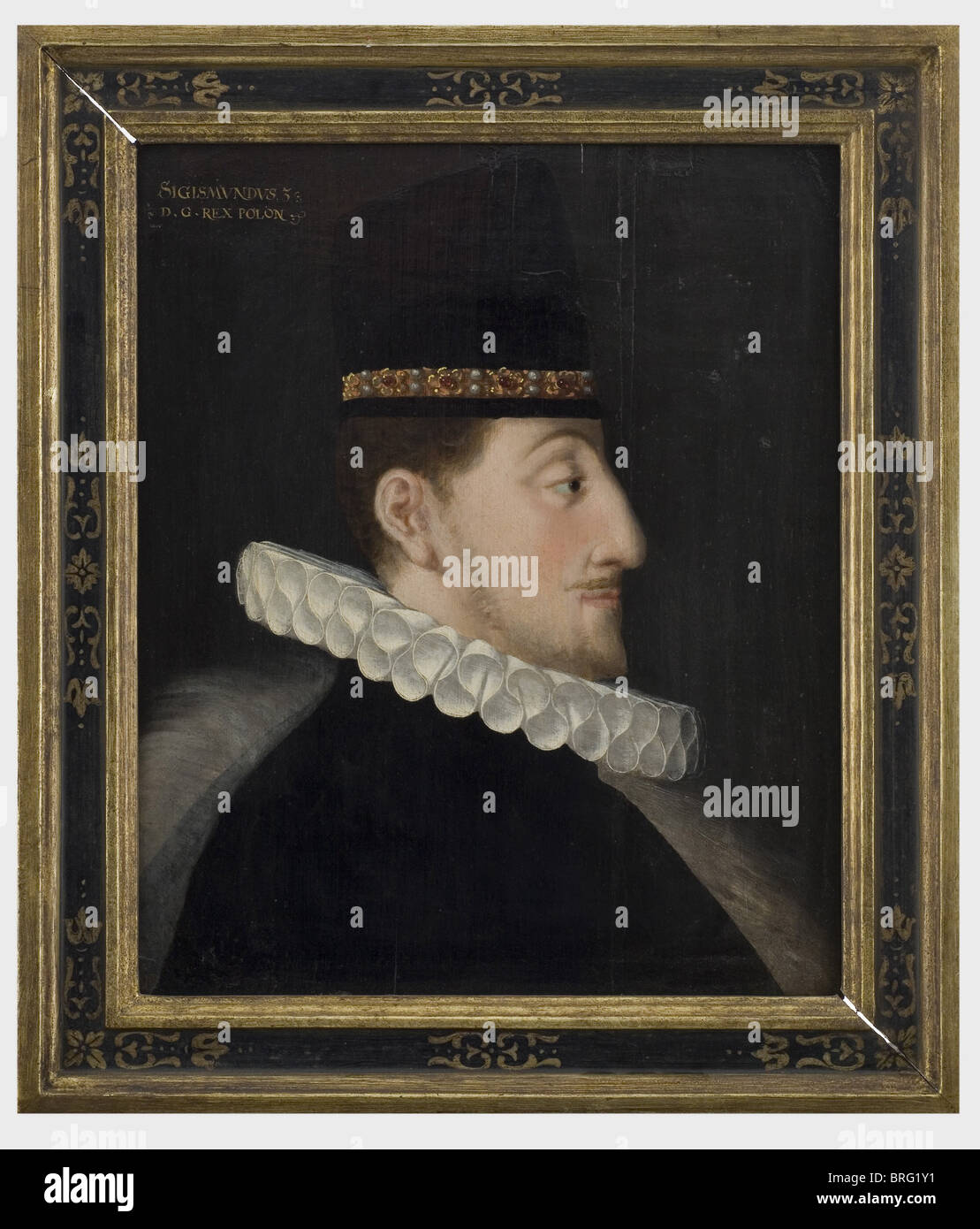 Sigmund III Vasa (1566 - 1632) - ein Porträt, ca. 1600. Öl auf Holz. Das vollständige Profilbild des Monarchen trägt einen großen Rüschen und einen plissierten Hut, der mit einem Perlen- und rubinjuwelierten Hutband verziert ist. Oben links mit der Aufschrift 'Sigismundus III D.G. REX POLON'. Wiederhergestellt, die Verso teilweise mit Holzpaneelen saniert. Moderner, farbiger Rahmen im Renaissance-Stil. Bild 49 x 40 cm, gerahmt 60 x 51 cm. 1587 wurde der König von Polen und Großfürst von Litauen, und der König von Vasa wurde. Zwischen 1592 und 1599 regierte er als König von Schweden, ab 1599 war er Titular King. Stockfoto