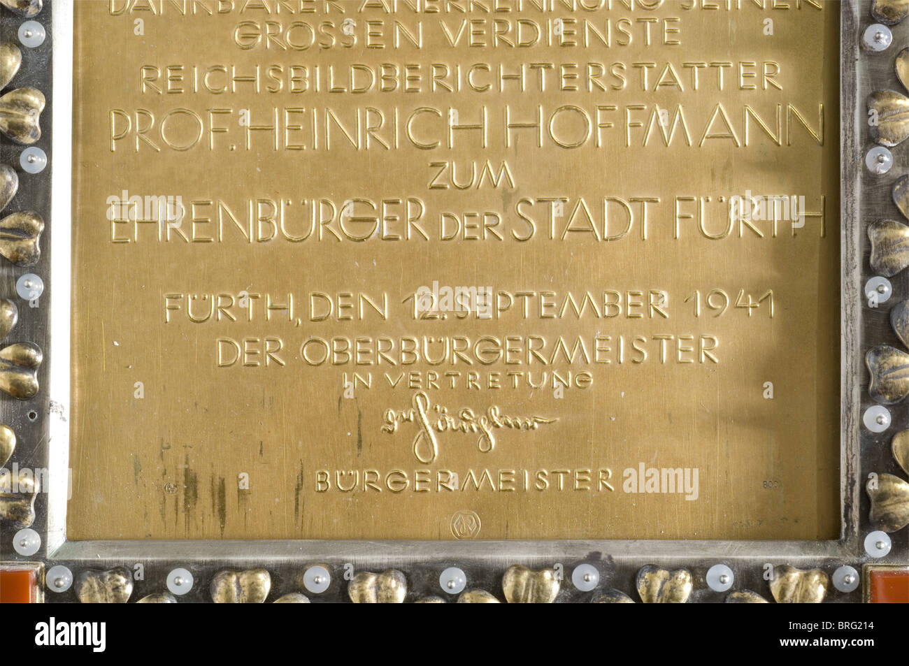 Prof. Heinrich Hoffmann(1885 - 1957),eine Präsentationsschatulle für Freier der Stadt Fürth,1941.Silberkassette mit Ehrenbürgerurkunde aus geprägtem, vergoldeten Silber,datiert vom 12. September 1941.(Transl.)"Reichs Fotoreporter Prof. Heinrich Hoffmann,ein Sohn der Stadt Fürth,hat sich dem Volk und dem Staat hervorragend verdienten.als ständiger Begleiter des Führers hat er sich erwiesen Das deutsche Volk und insbesondere seine Jugend konnten durch seine unsterbliche Fotografie Einblick in die Grundlagen und die Größe der Führerpersönlichkeit gewinnen.,Zusatz-Rechte-Clearences-nicht vorhanden Stockfoto