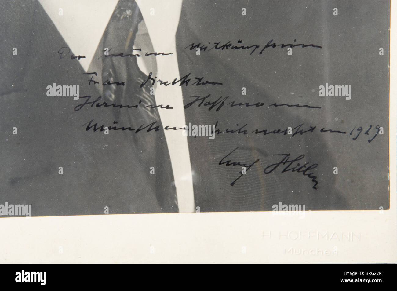 Hermine Hoffmann - Präsentationsfoto mit handgeschriebener Widmung Hitlers in silbernem Rahmen, Weihnachten 1929., großes Bild von Heinrich Hoffmann mit Hitler in Zivilkleidung (ca. 1925) mit handschriftlicher Tinte Widmung (transl.) "zu meinem treuen Kameraden-in-Arms, Frau Principal Hermine Hoffmann - München, Weihnachten 1929 Adolf Hitler'. Auf Passepartout mit der geprägten Aufschrift 'H. Hoffmann München',rückseitig der Stempelabdruck(transl.)'Keine Nachdrucke jeglicher Art erlaubt! Exklusiv herausgegeben von H. Hoffmann. In gehämmert, glänzendem Silber fram, Zusatz-Rights-Clearences-not available Stockfoto