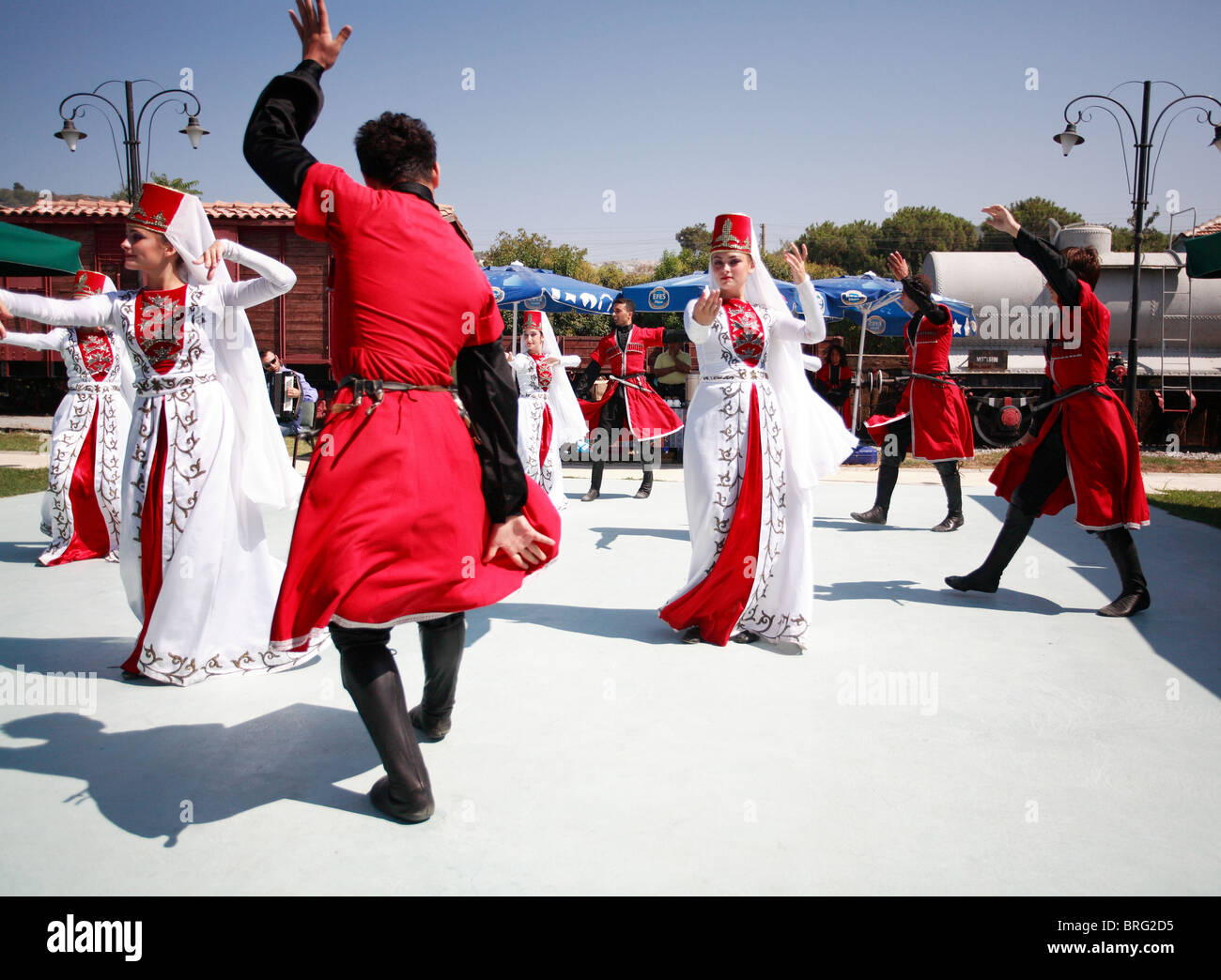 Türkische Männer und Frauen tragen traditionelle Kleidung anatolische Tänze von Artvin & Kars Selcuk. Turkei Stockfoto