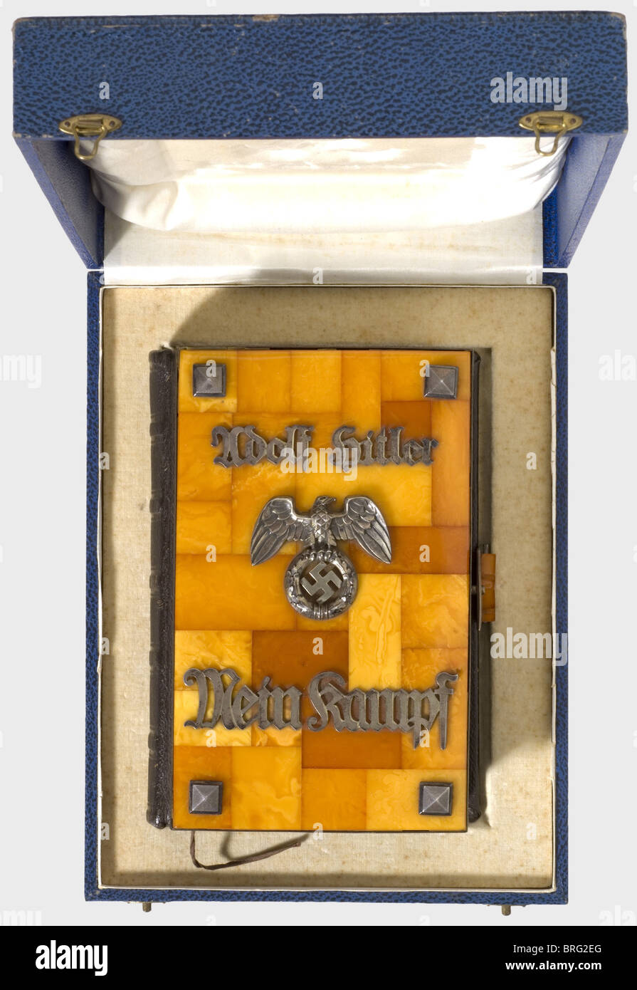 Margarete Slezak(1901 - 1953)- Adolf Hitler,Mein Kampf - eine Königsberger Bernsteinausgabe mit Widmung Hochzeitsgeschenk an die Kammersängerin und Schauspielerin, im Juni 1941. Zwei Bände in einem, herausgegeben vom Zentralverlag der NSDAP - Franz Eher Nachfolger, München 1940. Auf dem Blatt handgeschriebene Tuschewidmung (transl.) 'an Margarete Slezak,herzlichen Glückwunsch zu ihrer Hochzeit Adolf Hitler - Berlin/Juni 1941'. Verschwenderisch ed historisch,historisch,1930er,20th century,NS,Nationalsozialismus,Nationalsozialismus,Drittes Reich,Deutsches Reich,Deutschland,Deutsch,Nationalsozialist,N,Zusatzrechte-Clearences-nicht verfügbar Stockfoto