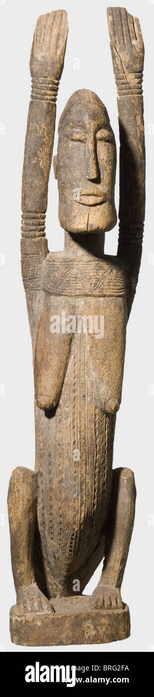 Eine Dogon-Figur, Mali, um 1900. Holz mit unebener, leichter Patina. Hockende weibliche Figur mit großen Flächen mit Stammesnarben bedeckt. Arme angehoben. Auf einem runden Holzsockel. Schrumpfung Risse und Spuren von Alter. Höhe 85 cm. Historisch, historisch, Menschen, 1900er, 20. Jahrhundert, 19. Jahrhundert, bildende Kunst, Kunst, Stamm, Stämme, Stamm, Afrikaner, Afrika, Ethnien, Ethnologie, Ethnologie, Ethnizität, ethnisch, exotisch, wodden, Skulptur, Skulpturen, Figur, Figuren, Objekt, Objekte, Stills, Ausschneiden, Ausschneiden, Ausschneiden, Ausschneiden, zusätzliche-Rechte-Clearences-nicht verfügbar Stockfoto