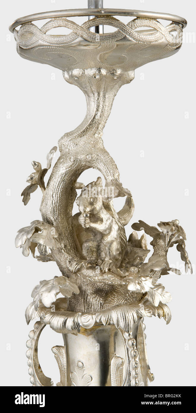 Eine deutsche Lampe mit silbernem Sockel, datiert 1863. Reich profilierte  Basis in Form eines Baumstammes mit zwei herumtollen Eichhörnchen. Die  Basis trägt zwei Widmungsgravuren, datiert '1863' und '1892'. Gestempelt  'Wilkens' und '12