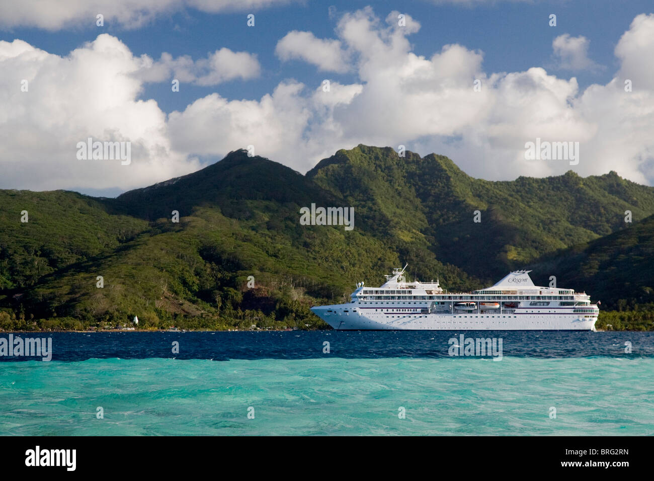 Französisch-Polynesien, Gesellschaftsinseln, Taha'a. Paul Gauguin Kreuzfahrtschiff vor Anker. Stockfoto