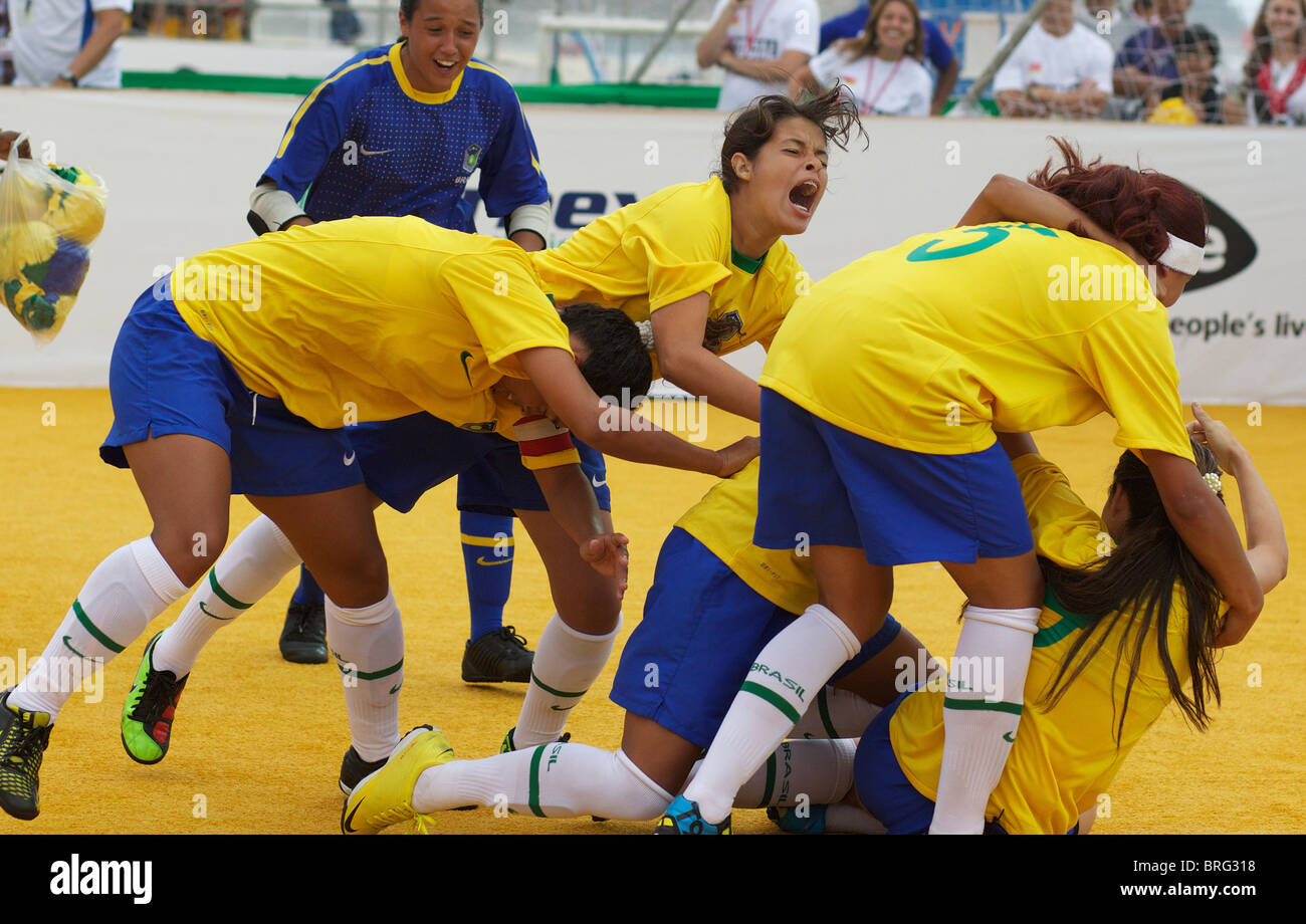 Die Brasilianische Frauen Nationalmannschaft Feiern Der Frauen Obdachlosen Fussball Wm Finales Besiegte Mexiko 7 3 Gewinnen Stockfotografie Alamy