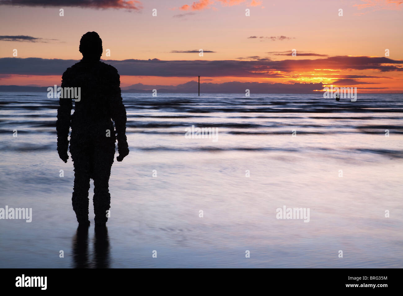 Horizontale Foto von Gormleyss einem anderen Ort Skulptur, Crosby Stockfoto