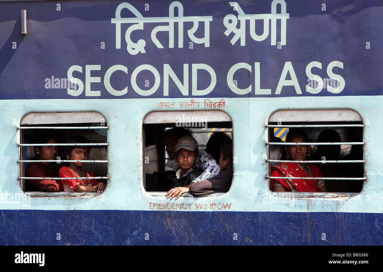 Poeple in einem Zug am Bahnhof von Katni, Madhya Pradesh, Indien Stockfoto