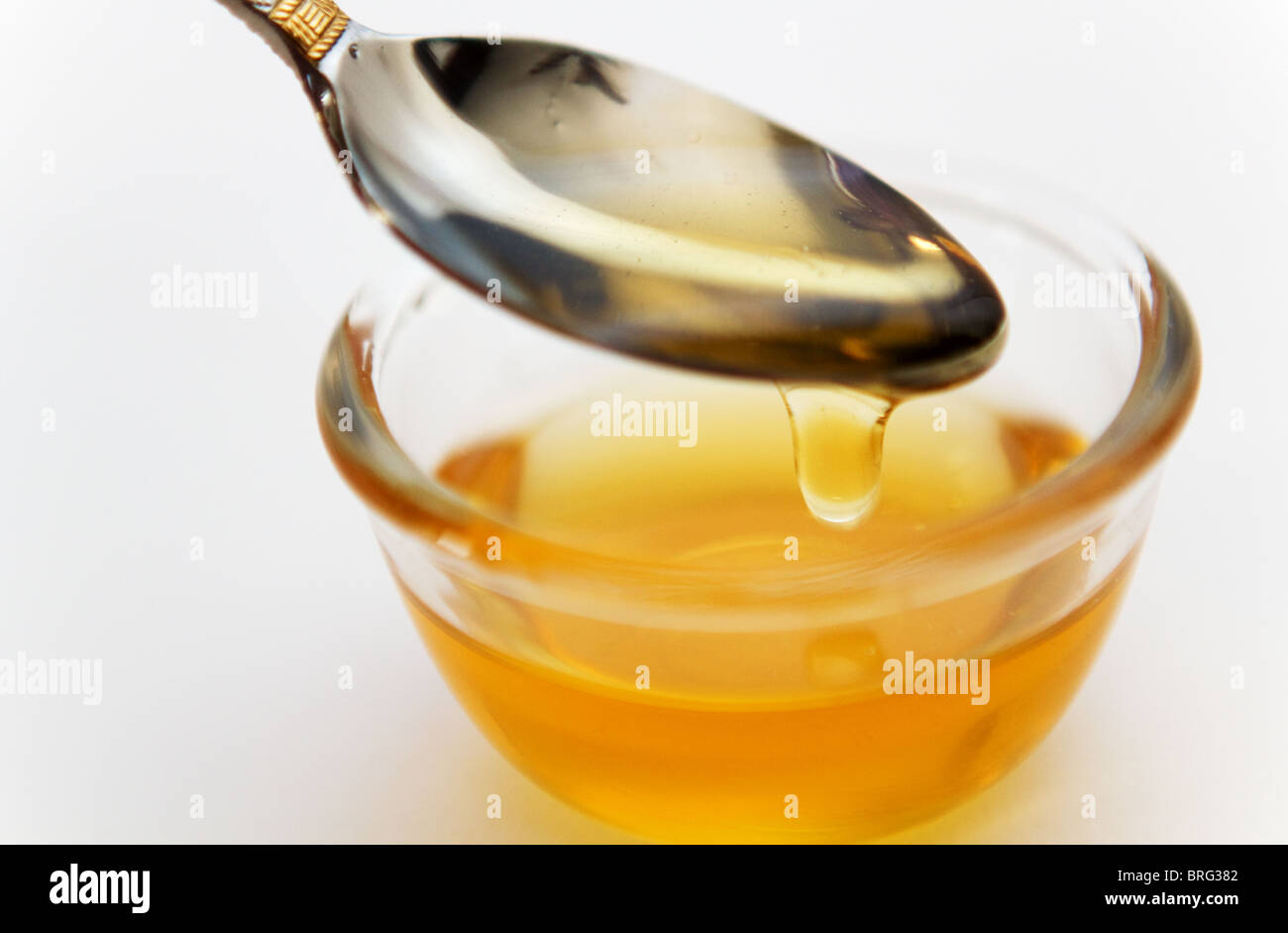 Goldenen Honig vom Löffel tropft Stockfoto