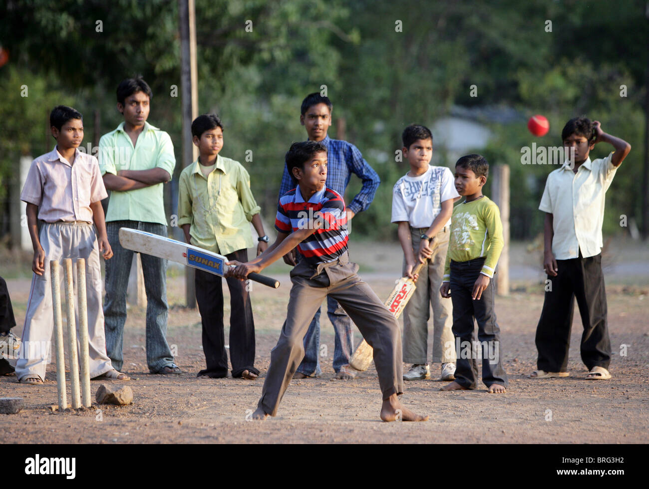 Jungs spielen Cricket in Katni, Staat Madhya Pradesh, Indien Stockfoto