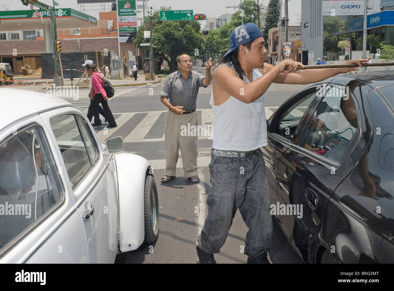 Die Straße bleibt die letzte Zuflucht der Arbeitslosen, wie diese Staubmopp-Auto-Reiniger in Mexiko-Stadt. Stockfoto