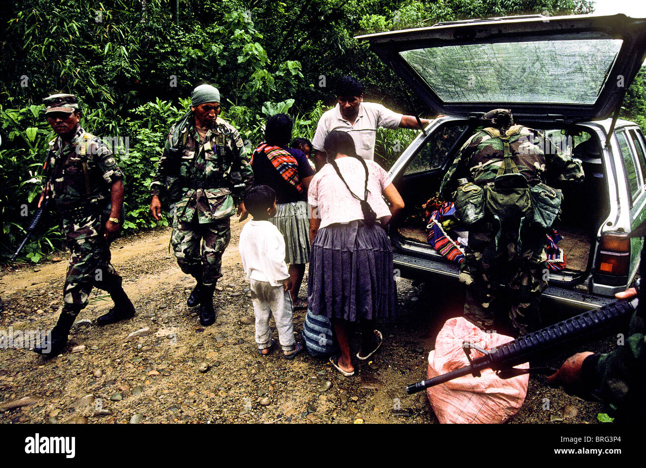 Spezielle militärische Anti-Drogen-Geschwader, bekannt als UMOPAR, suchen ein Auto für die Möglichkeit, versteckte Drogen inmitten von persönlichen possessi Stockfoto