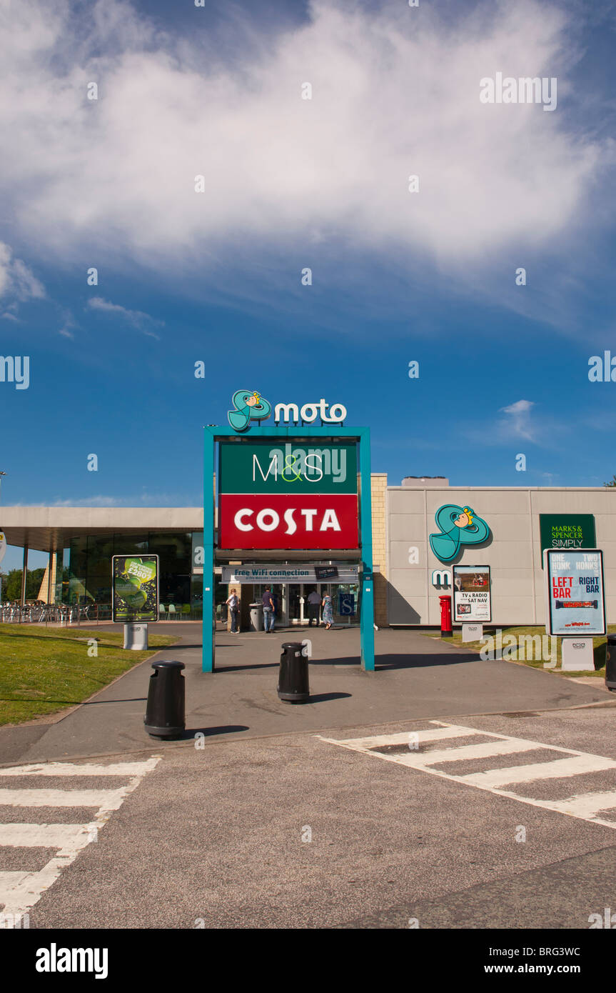 Ein Moto Dienste stoppen mit M & S und Costa Kaffee auf einer Autobahn in England, Großbritannien, Vereinigtes Königreich Stockfoto