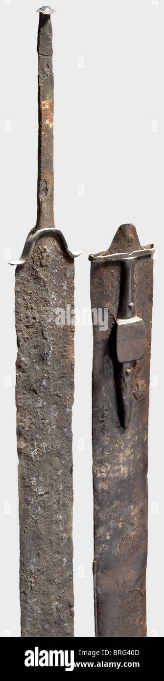 Ein Eisen keltisches Schwert mit Scheide, 3. Jahrhundert v. Chr. Doppelschneidiges langes Schwert mit gebogenen Quillons und langer tang mit einem gescholzten Ende. Die Scheide hat eine genietete, rechteckige Aufhängeschlaufe und ein aufgeschlapptes Band. Die Scheidenbefestigungen fehlen. Länge des Schwertes 95.5 cm. Länge der Scheide 82.5 cm. Feuerpatina, bräunlich-rote Oberflächen. Metall gut erhalten, konserviert. Der untere Teil der Scheide restauriert. Axel Guttmann Collection (AG 89/ W 58). Erworben in München, 1986. Historische, historische, antike Welt, Objekte, Stills, Ausschnitte, Ausschnitte, Additional-Rights-Clearences-nicht verfügbar Stockfoto