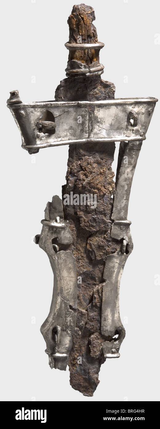 Ein Fragment eines Sassanian kurzen Schwert mit einem silbernen Scheidenrahmen, 4. - 6. Jahrhundert A.D. Eisen, zweischneidige Klinge mit Überresten von Holz auf dem fragmentierten tang und zwei silberne Ferrulen.Tapered Scheide Montage von massiven Silberplatte.Flach-Kopf Befestigungsnadeln als Schlaufen auf der Rückseite geformt, zwei große auf dem breiten Medaillon, und zwei Kleine auf beiden Seitenstangen.Länge 23.5 cm.Originalzustand,sorgfältig gereinigt.Sammlung Axel Guttmann(W 204).erworben in München 1992.äußerst seltenes Fragment eines persischen Zeremonienarms aus der Sassanidenperio,Zusatzrechte-Clearenzen-nicht lieferbar Stockfoto