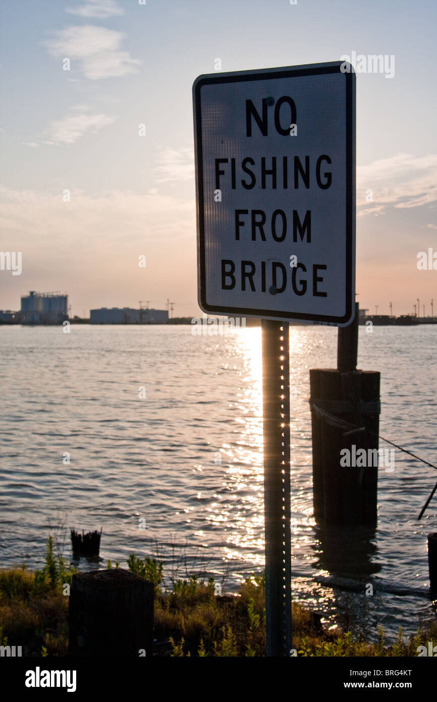 Unpassend (und absurd) "No Fishing aus Bridge" Zeichen wo eine Brücke gibt es nicht bei einer Überfahrt in Louisiana. Stockfoto