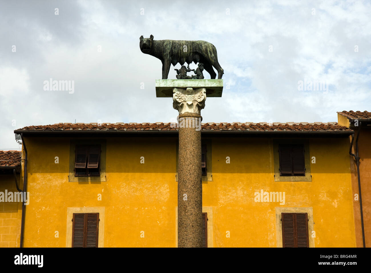 Ein Denkmal neben dem schiefen Turm von Pisa Stockfoto