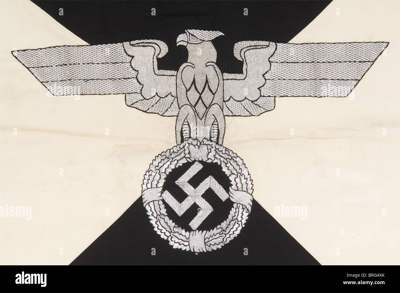 Heinrich Himmler,der persönliche Standard des Reichsführer SS Wolltuchs,geviertelt in schwarz und weiß,mit dem Adler in der Mitte,bestickt in silbernem Faden, Blick auf die heraldische linke.das doppelseitige Tuch,dazwischen gefüttert.90 x 90 cm.Offener Saum für den flagstaff.EIN paar Mottenlöcher,und der Stempel einer tschechischen Filmkostümabteilung auf dem HEM,aber zweifellos ein zeitgenössisches Stück.EINE zeitgenössische Fotografie bestätigt das unterschiedliche Aussehen des Adlers von dem des SS-Adlers, wie es sonst üblich ist.von sehr großer Seltenheit.Bisher hat kein anderes Beispiel,Additional-Rights-Clearences-nicht verfügbar Stockfoto