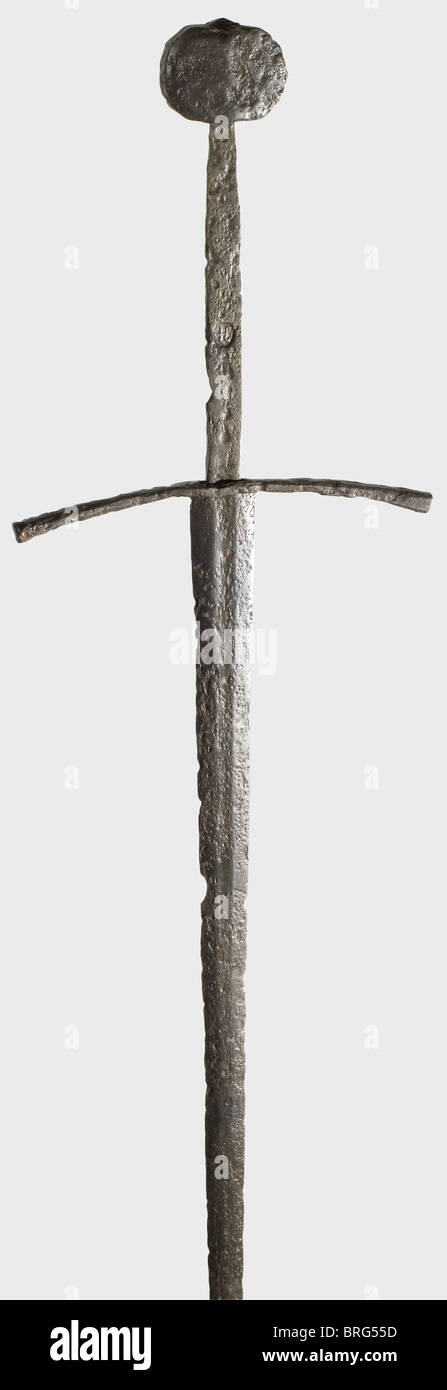 Ein deutsches, halb-handschwertes Schwert, um 1400 Doppelkantige, stotzende  Klinge mit flachen Kanten auf beiden Seiten. Quillons werden nach unten  gebogen und haben rechteckige Finials. Langer, rechteckiger tang mit  schmiedezeichen auf einer Seite.