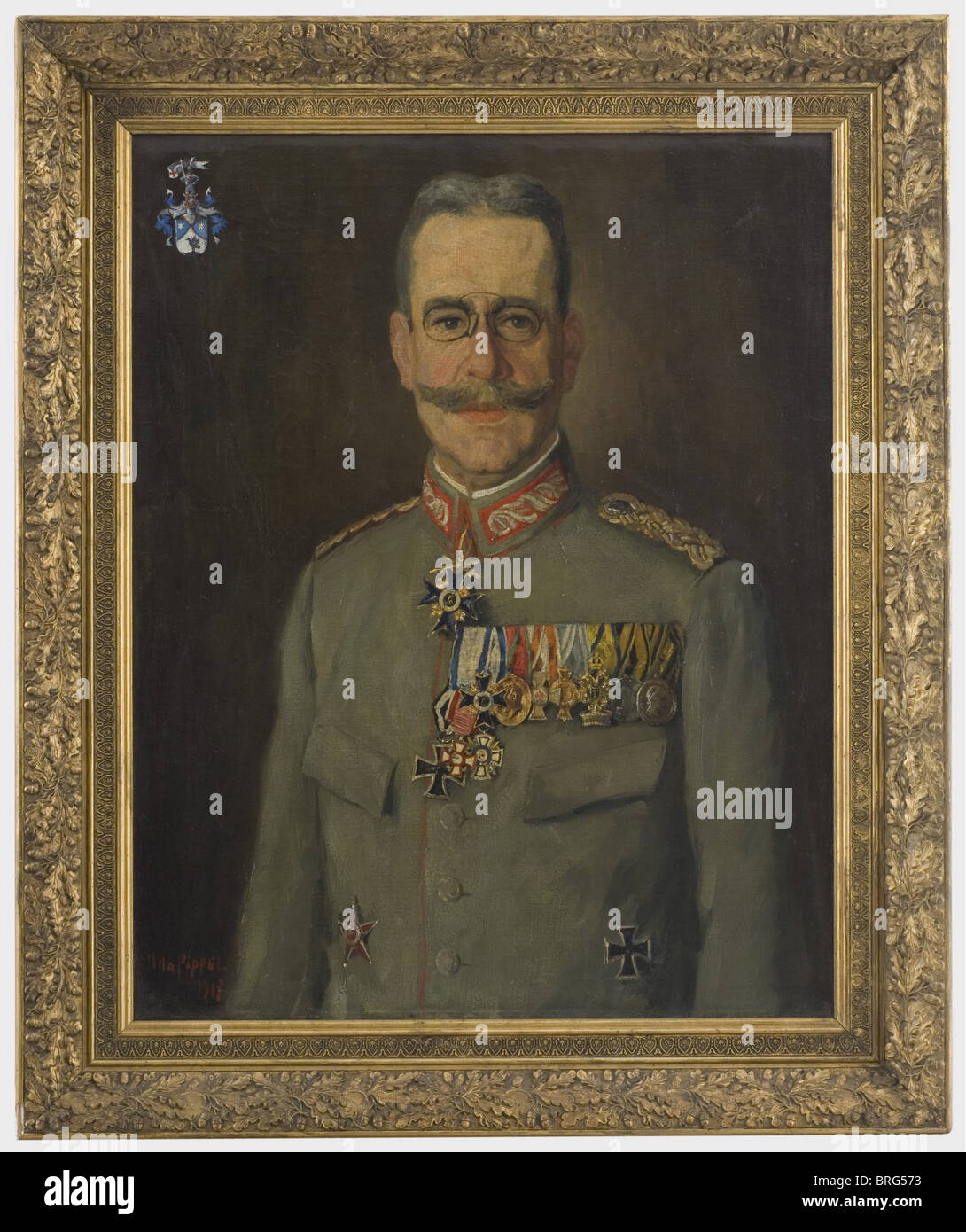 Otto Pippel (1878 - 1960), Porträts von Generalmajor (Brigadier) Raab, von 1917 Öl auf Leinwand. Der Brigadier trägt die Uniform M 1910 mit Medaillen. Das Porträt des Brigadier trägt oben links das Familienwappchen und ist unten rechts signiert und datiert. Das Porträt seiner Frau hat dieselbe Handschrift, jedoch oben rechts. Beide Bilder sind in vergoldeten, geformten Putzrahmen, eine neuere. Bildabmessungen 60 x 76 oder 77 cm. Gerahmte Abmessungen 79 x 95 oder 72 x 89 cm. Pippel war als Landschafts-, Innen- und Porträtmaler aktiv. Er studierte in Straßbu, Stockfoto