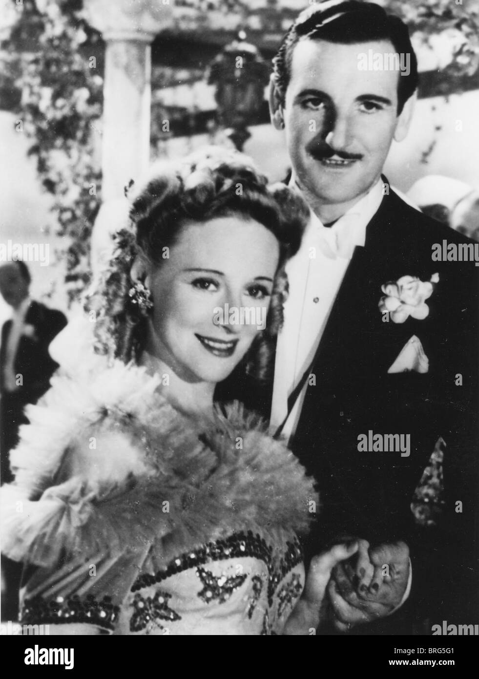 ANNE ZIEGLER und WEBSTER Stand UK Mann und Frau Gesangsduo im Film The Singing Lady im Jahr 1946 Stockfoto