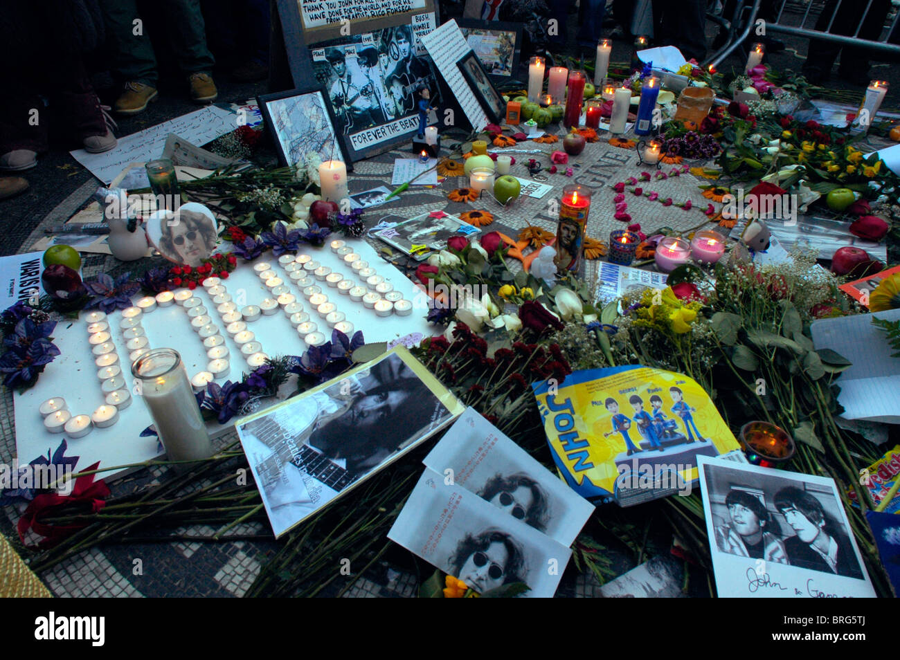 Hunderte von Fans der späten Beatle John Lennon zu sammeln, im Abschnitt "Strawberry Fields" Central Park Stockfoto