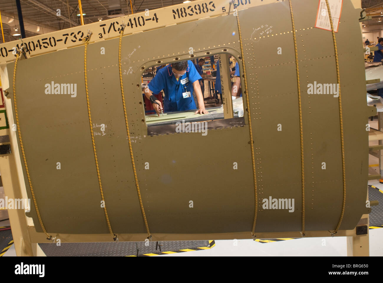 Bautrupps im Luft-und Hawker Beechcraft-Werk in Chihuahua, Mexiko bauen Jet Flugzeugteile für den Export in die USA. Stockfoto