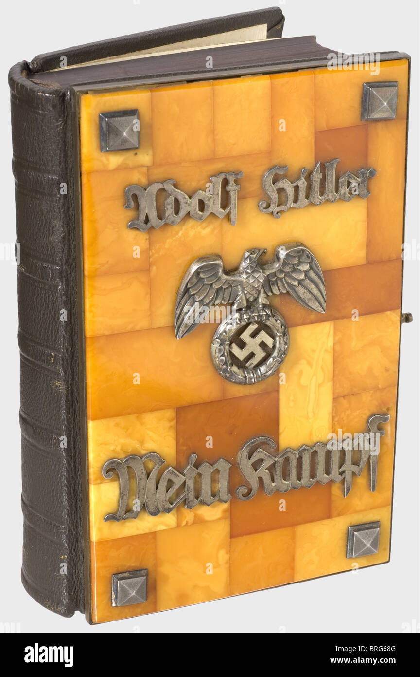 Margarete Slezak(1901 - 1953)- Adolf Hitler,Mein Kampf - eine Königsberger Bernsteinausgabe mit Widmung Hochzeitsgeschenk an die Kammersängerin und Schauspielerin, im Juni 1941. Zwei Bände in einem, herausgegeben vom Zentralverlag der NSDAP - Franz Eher Nachfolger, München 1940. Auf dem Blatt handgeschriebene Tuschewidmung (transl.) 'an Margarete Slezak,herzlichen Glückwunsch zu ihrer Hochzeit Adolf Hitler - Berlin/Juni 1941'. Verschwenderisch ed historisch,historisch,1930er,20th century,NS,Nationalsozialismus,Nationalsozialismus,Drittes Reich,Deutsches Reich,Deutschland,Deutsch,Nationalsozialist,N,Zusatzrechte-Clearences-nicht verfügbar Stockfoto