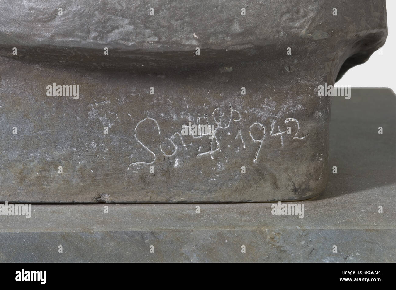 Sorges, ein Kopf von Erich Ludendorff(1865 - 1937)Gipsguß mit grün-grauer, bronzenartige Färbung. Unterschrift und Datum des Künstlers 'Sorges 4.1942' auf der Rückseite zerkratzt. Rechteckiger Sockel. Sockel mit kleinen, restaurierten Spanplatten. Höhe inkl. Sockel 48.5 cm. Interessante Arbeit in einer Kriegszeit gemacht, wenn Bronze war nicht mehr für Kunstwerke. Im Jahr 1916, auf dem Höhepunkt des Ersten Weltkrieges, übernahm Erich Ludendorff und Hindenburg das Oberste Armeekommando. 1923 nahm er an Hitlers Staatsstreich in München Teil.,historisch,historisch,1930er,1930er,20ster Jahrhundert,FIN,Zusatzrechte-Clearences-nicht verfügbar Stockfoto