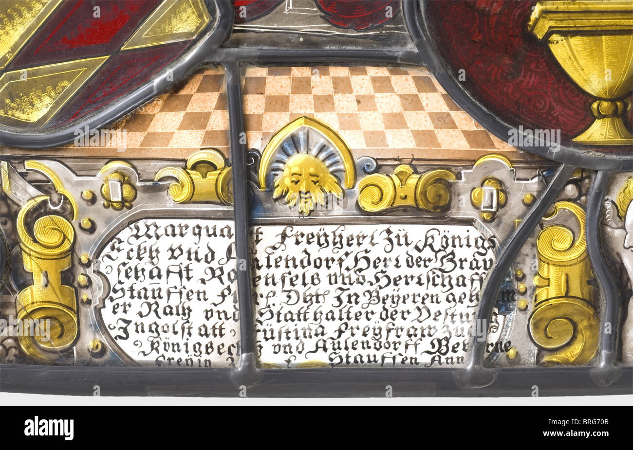 Bleiglasscheibe mit Allianzwappen des Landeshauptmanns von Ingolstadt Festung Baron zu Königsegg-Aulendorff, um 1620, handbemalt, mehrfarbiges Glas, geätzt, teilweise geschnitten, restaurierter Bleirahmen. Königsegg-Aulendorff Wappen mit Helm und Rautengulchen und OR. Das Wappen seiner Frau, einer geborenen Baroness von Stauffen, mit zwei Helmen und drei Kelchen oder auf Maulen. Im oberen Teil eine zeitgenössische Kampfszene, Reiter mit Radschlosser-Geschützen, die eine Gruppe von montierten Osmanen verfolgen. The lowe Historic,Historic,,17th century,Bavaria,Bayrisch,Additional-Rights-Clearences-not available Stockfoto