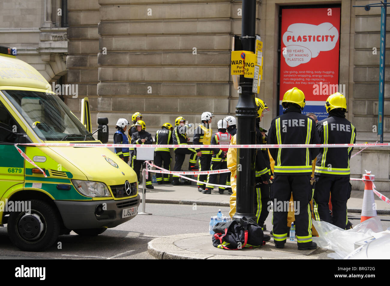 Feuerwehr herumstehen nach Teilnahme an einem mutmaßlichen Chemieunfall im Science Museum, London, UK Stockfoto