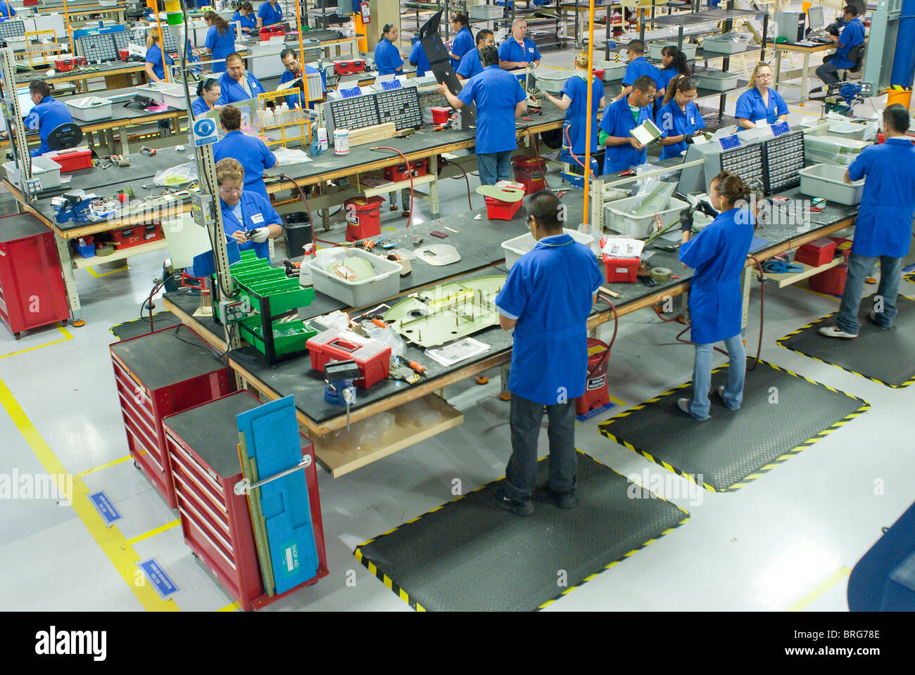 Bautrupps im Luft-und Hawker Beechcraft-Werk in Chihuahua, Mexiko bauen Jet Flugzeugteile für den Export in die USA. Stockfoto